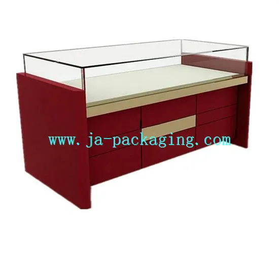 Rdeča lesena vitrina z omarami in predali